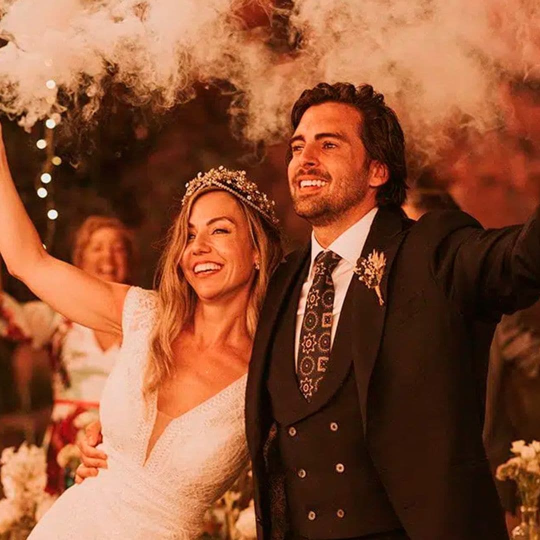 Alas luminosas, bengalas de humo y otros detalles para hacer más divertido el baile de tu boda
