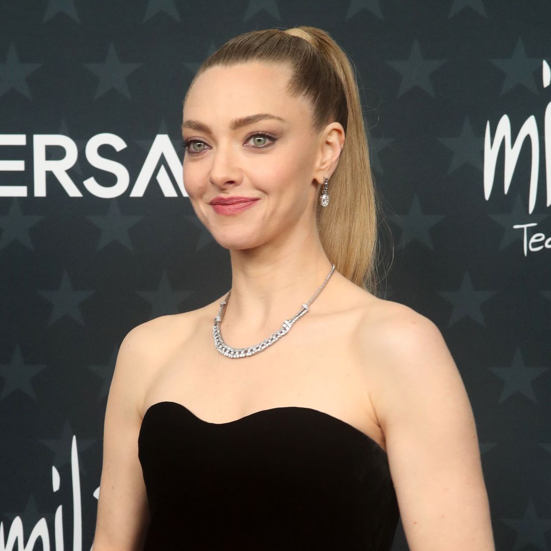 Ni retoques ni contouring: el gesto en la coleta de Amanda Seyfried en los Critics Choice Awards que afina el óvalo facial