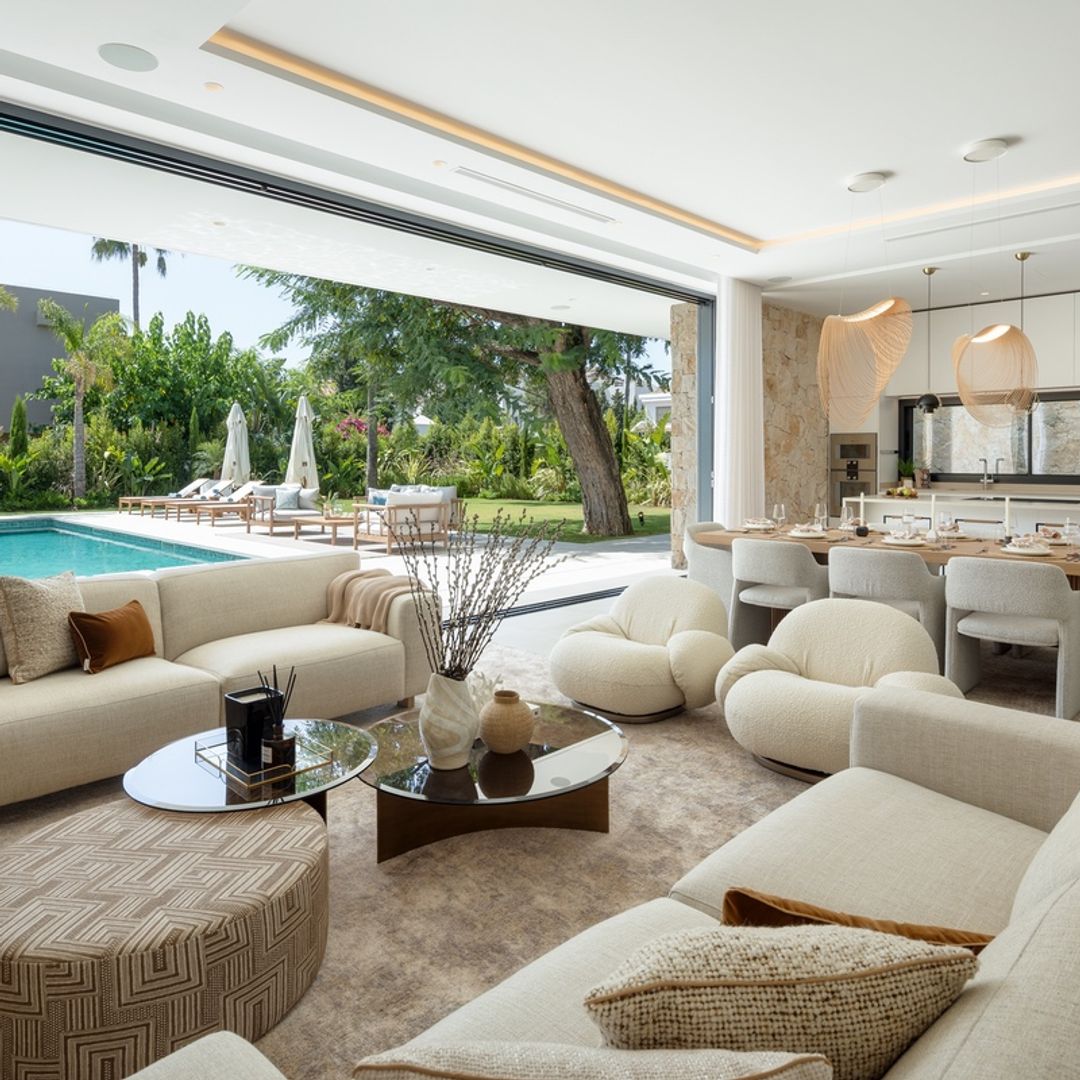 Piscina, cine y espacios para disfrutar en familia: la exclusiva villa de la Costa del Sol donde el lujo está en cómo se vive