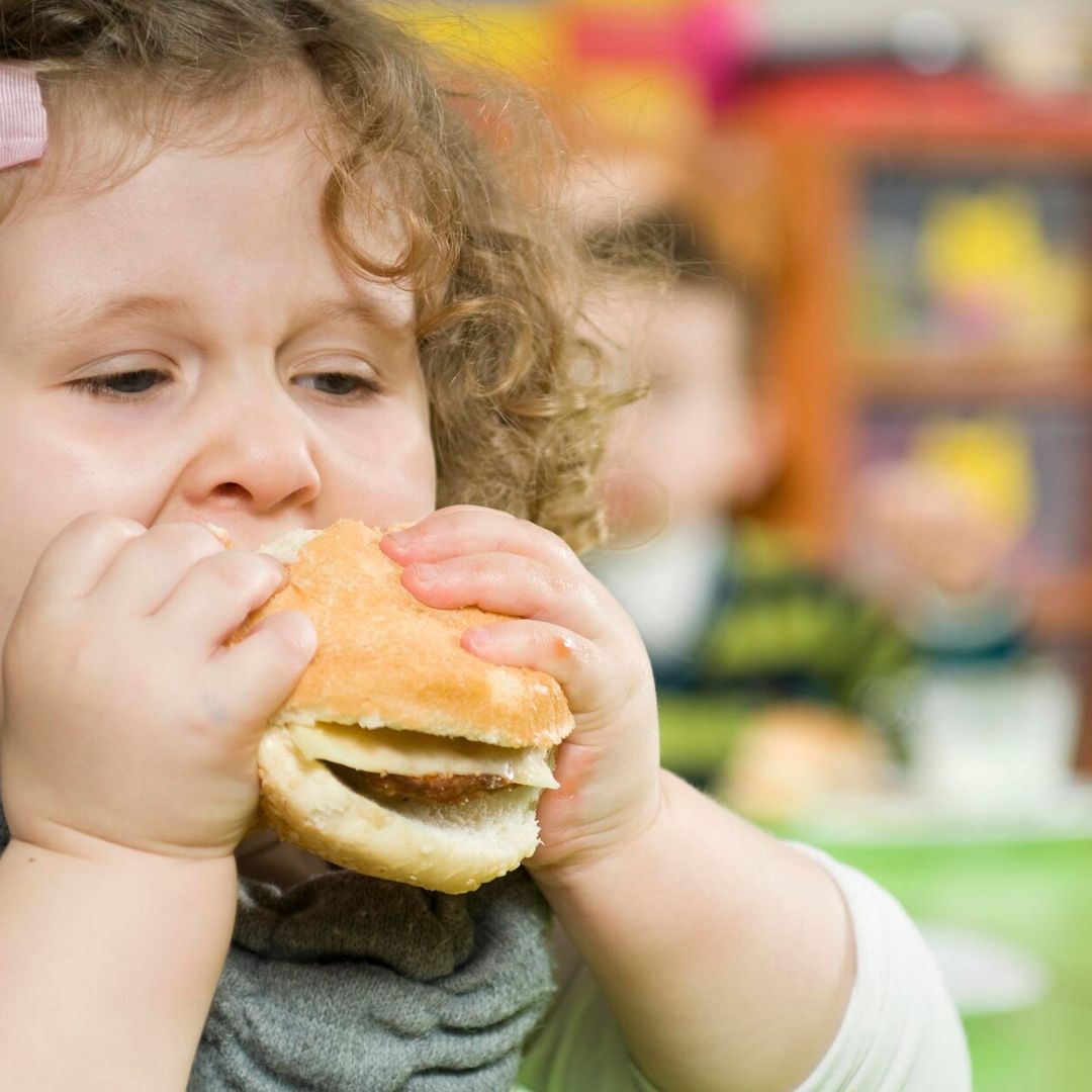Este es el decálogo elaborado por pediatras para evitar obesidad infantil