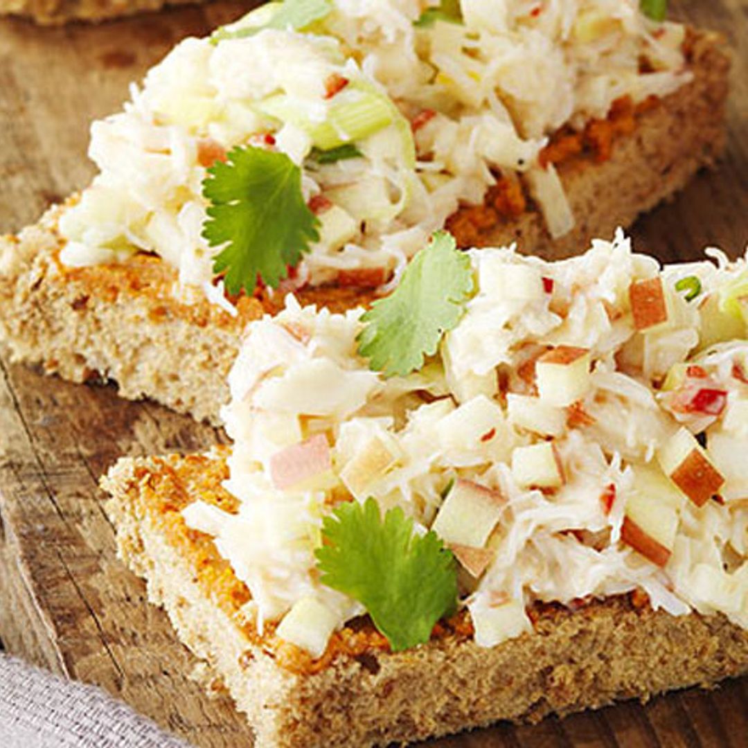 Canapés de pan integral con manzanas y cangrejo