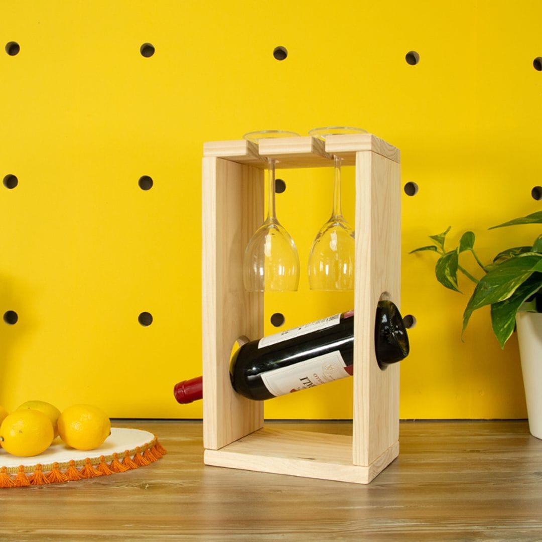 Un original soporte de madera para colocar las copas y la botella de vino