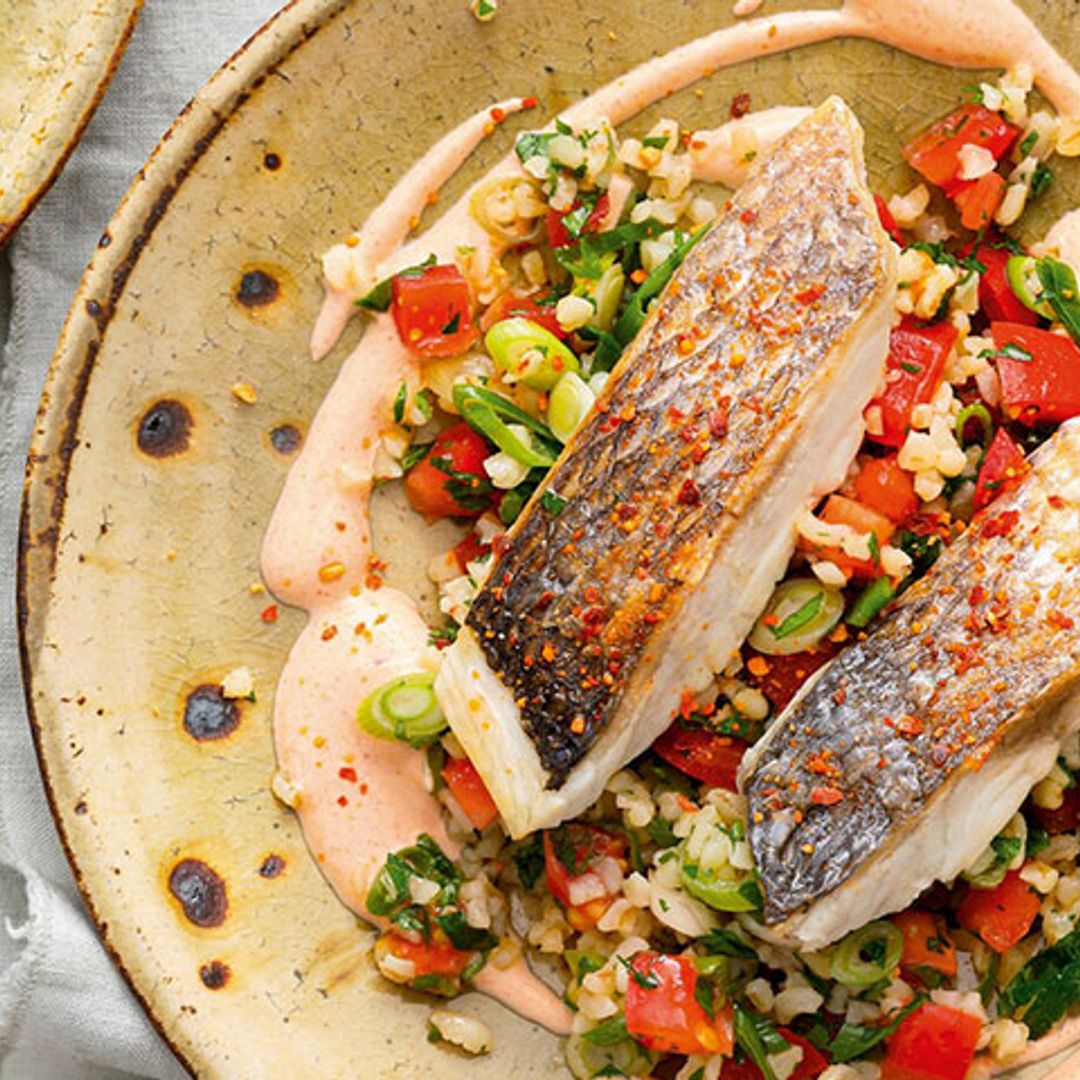 Besugo sobre tabulé con salsa de yogur y 'baharat'