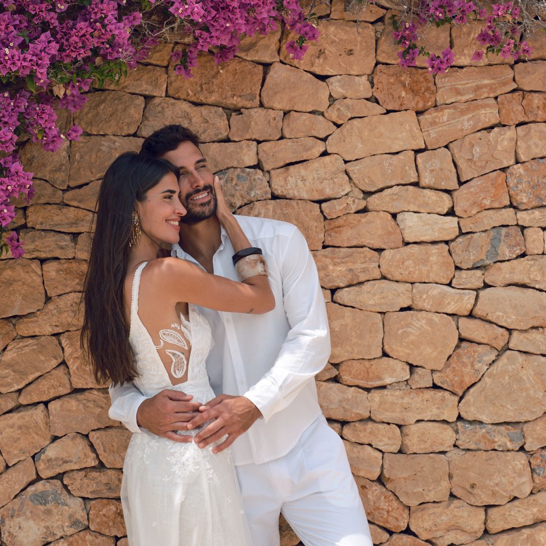 Lidia lleva vestido de Tony Bonet y collar de The house of Marisa Berenson x Zara, y Jaime, camisa de Vintage Ibiza