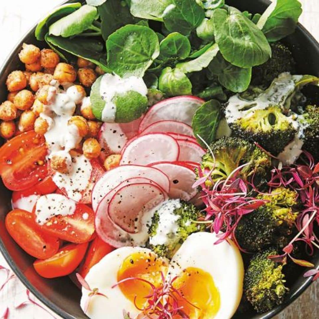 'Bowl' de garbanzos tostados, brócoli y salsa tahini