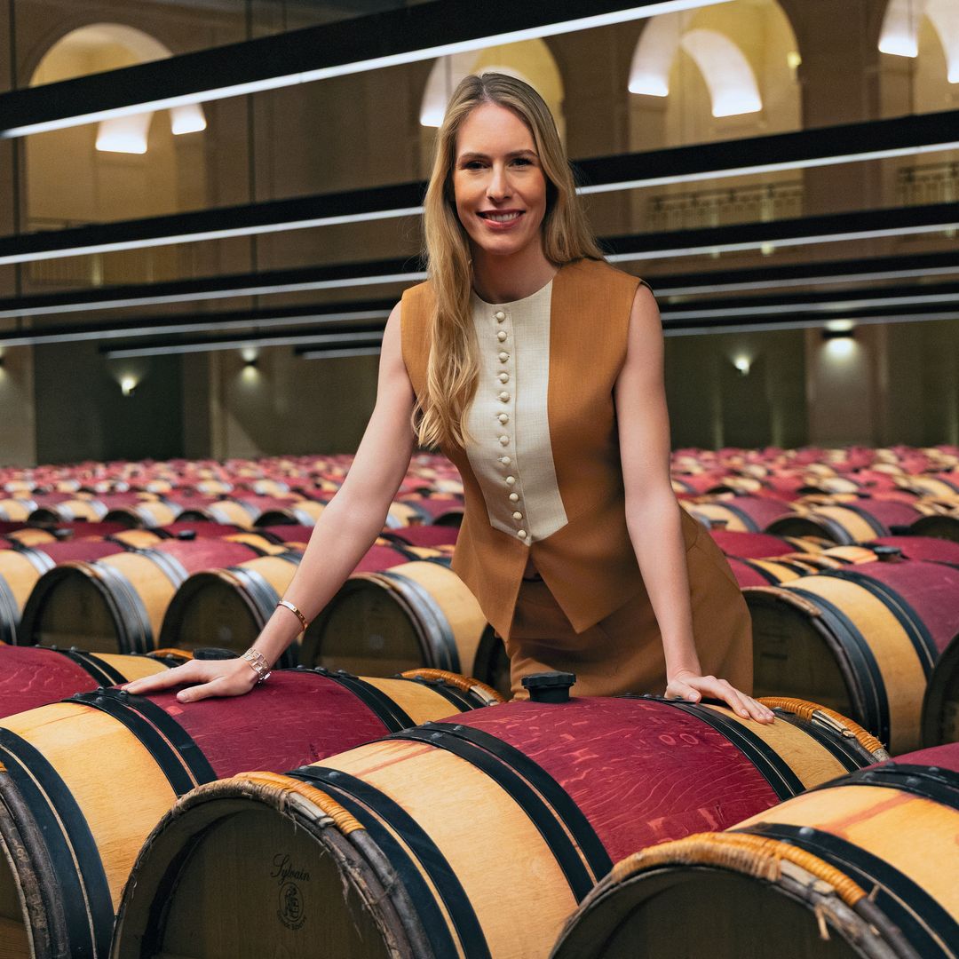 Charlotte Bouygues nos abre las puertas de su fabuloso Château Montrose en Burdeos, un refugio familiar rodeado de viñedos y con una espectacular bodega de 1000 metros cuadrados