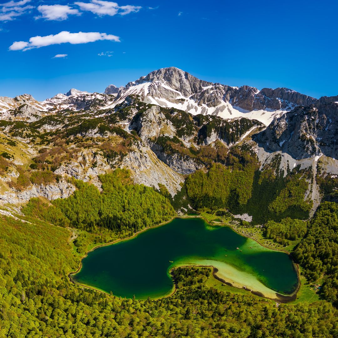 Trnovačko Jezero, lago con forma de corazón cerca de la frontera entre Montenegro y Bosnia