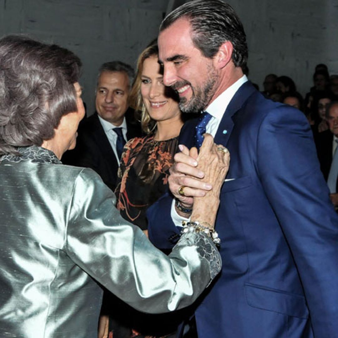 La Reina Sofía, arropada por su sobrino Nicolás al recibir un premio en su país natal