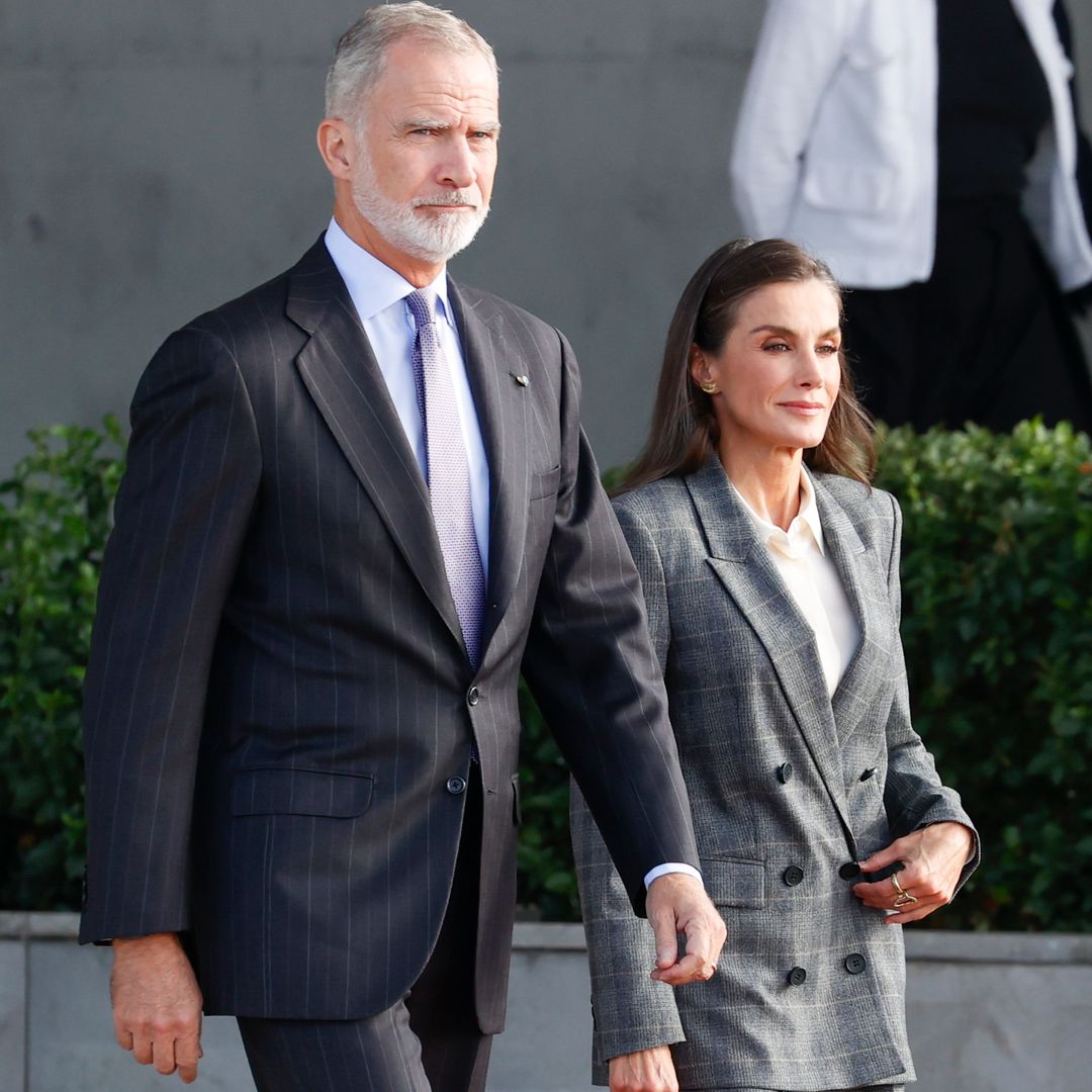 La reina Letizia recupera su traje gris con estampado de cuadros que triunfó en 2020 para viajar desde Madrid a Finlandia