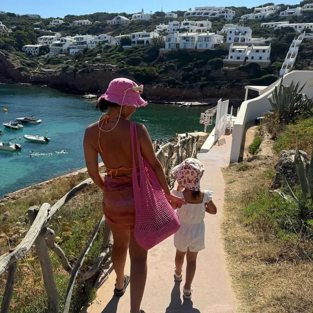 Laura Escanes con su hija Roma en Cala Morell, Menorca