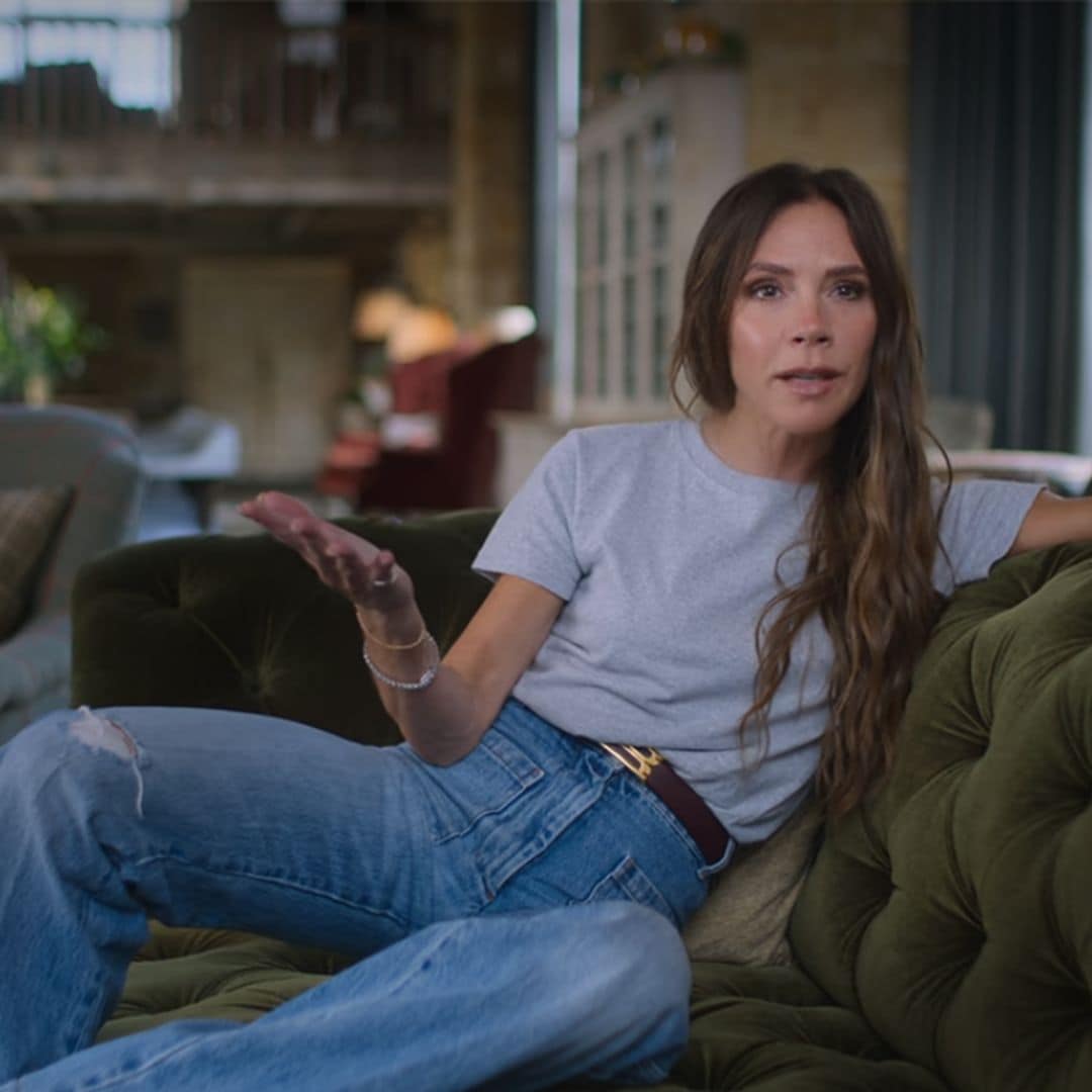 Dos sofás y un solo color, el verde, en el salón de Victoria Beckham