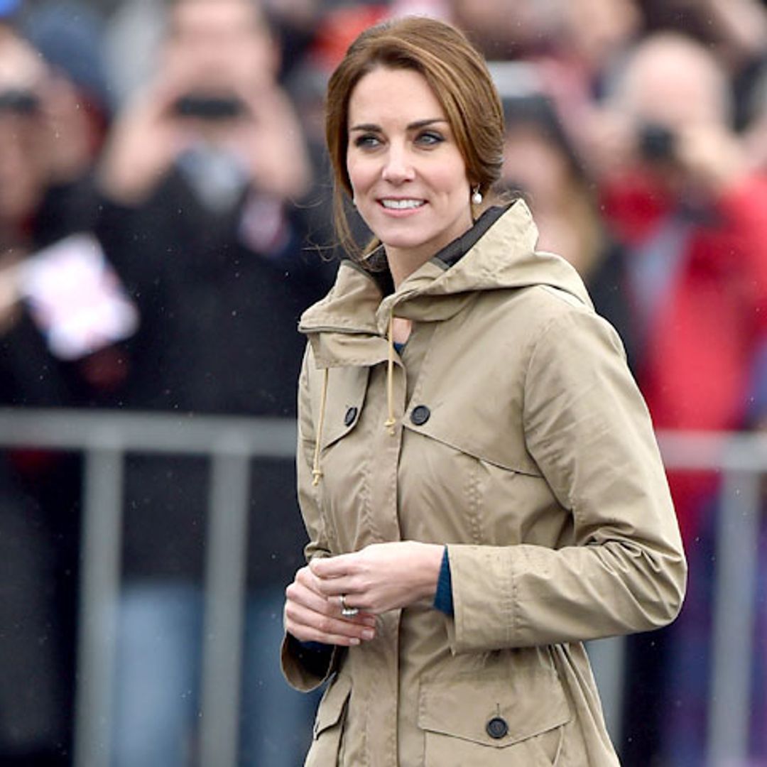 Con vaqueros, vestido o falda 'midi': los trucos de las 'royals' para llevar deportivas
