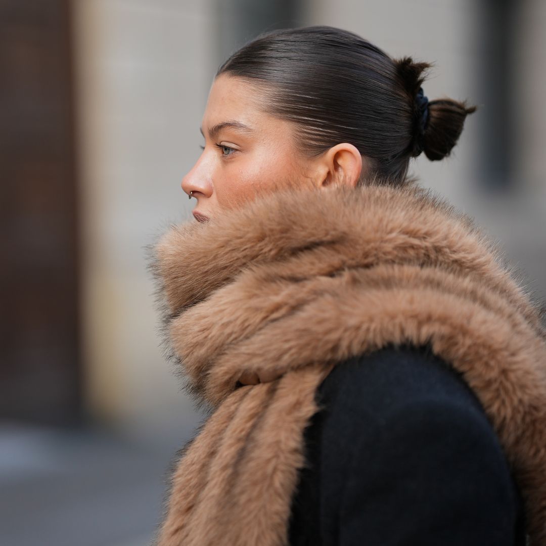 Look de otoño con moño pulido