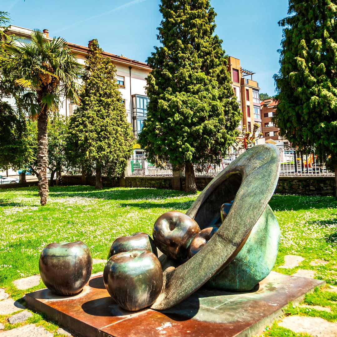 Monumento Exaltación de la Manzana, de Eduardo Úrculo, en Villaviciosa.
