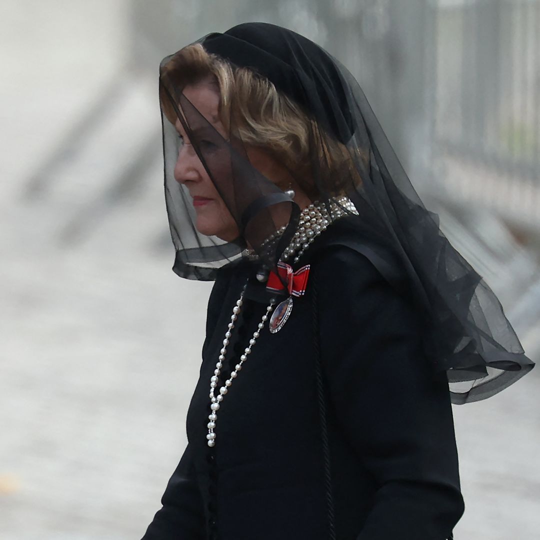 La tristeza de la reina Sonia en el último adiós a su gran amor: sus lágrimas en el cortejo fúnebre y el consuelo de la reina Mette-Marit