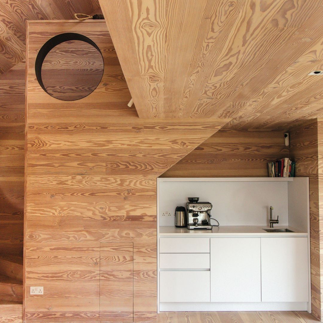 EL RECONOCIDO ARQUITECTO BRITÁNICO ALEX MICHAELIS Y SU MUJER, SUSANNA PARRY NOS ABREN LAS PUERTAS DE SU FABULOSA “CASA DE LA HOJA” EN LOS COtsWOLDS (INGLATERRA)