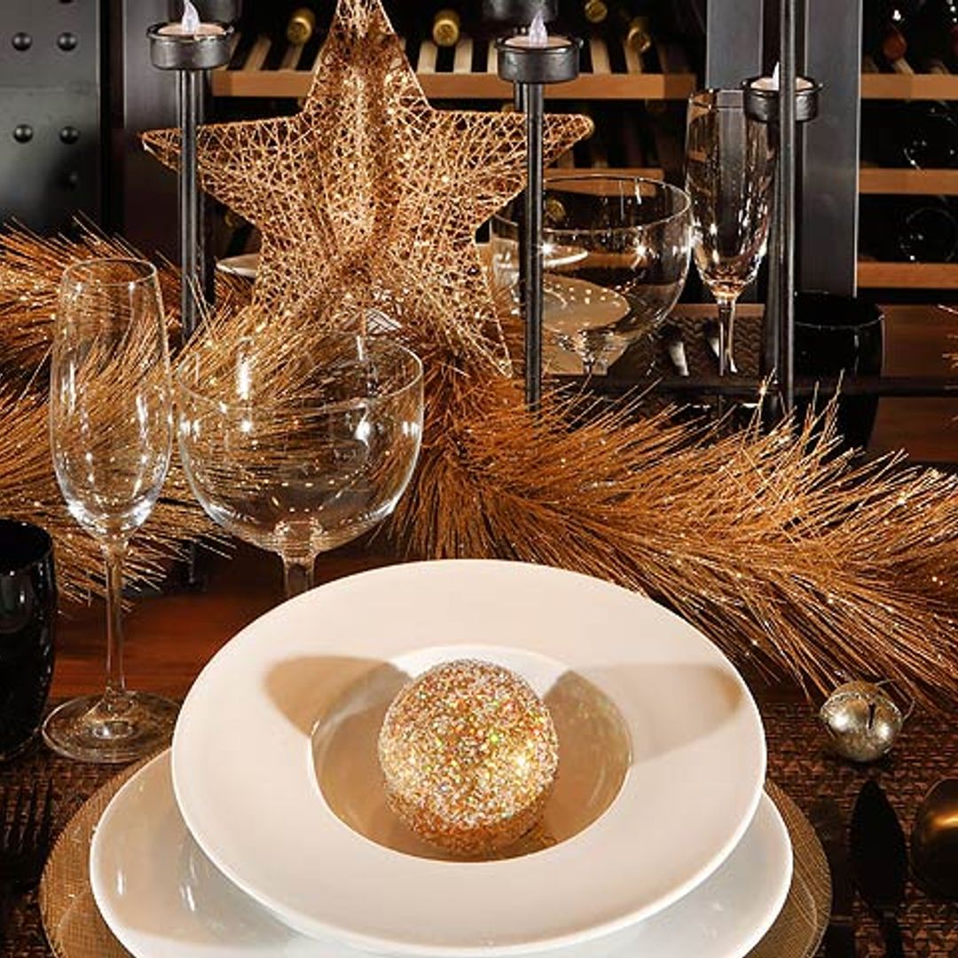 'El arte de decorar la mesa' por Fiona Ferrer: una cena dorada para una Navidad de oro