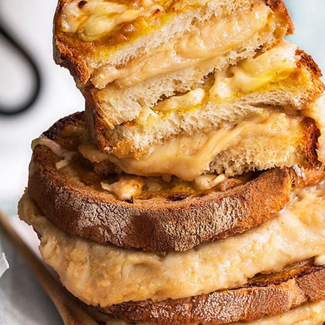 'Welsh rarebit' (tostada con queso, mostaza y cebolla)