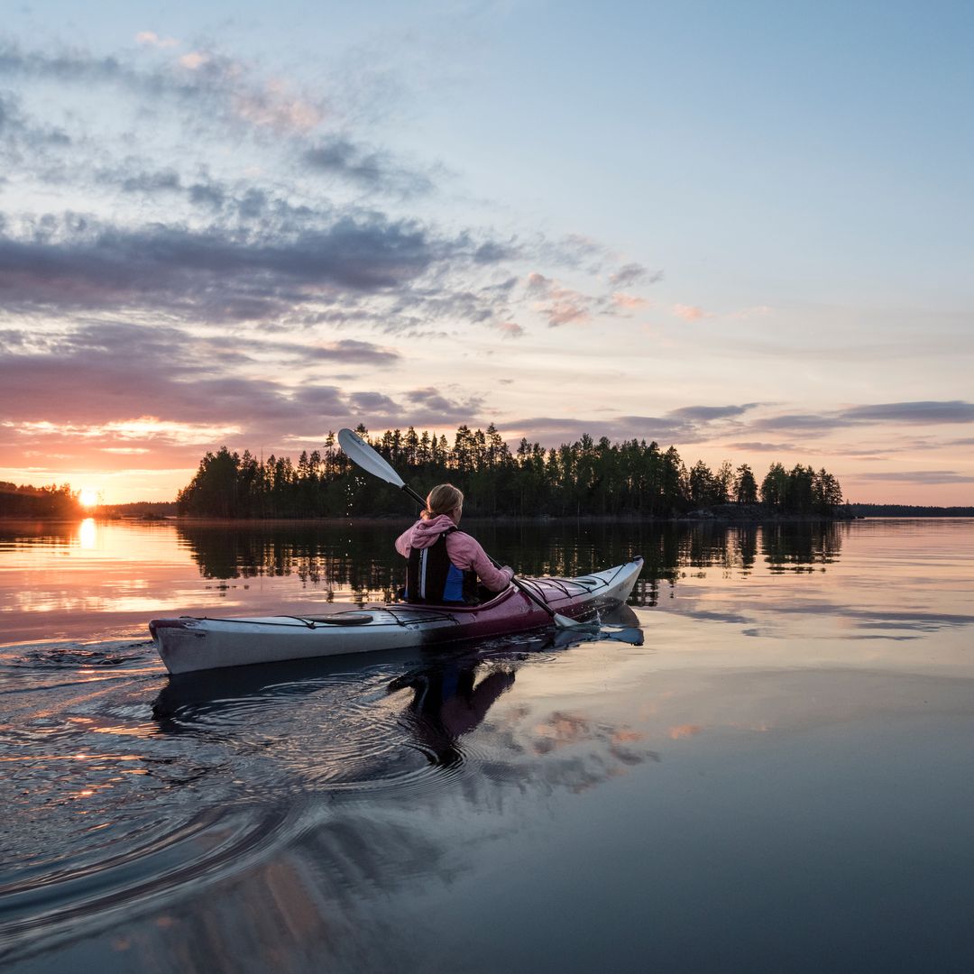 Canoas al atardecer en Saimaa, Finlandia