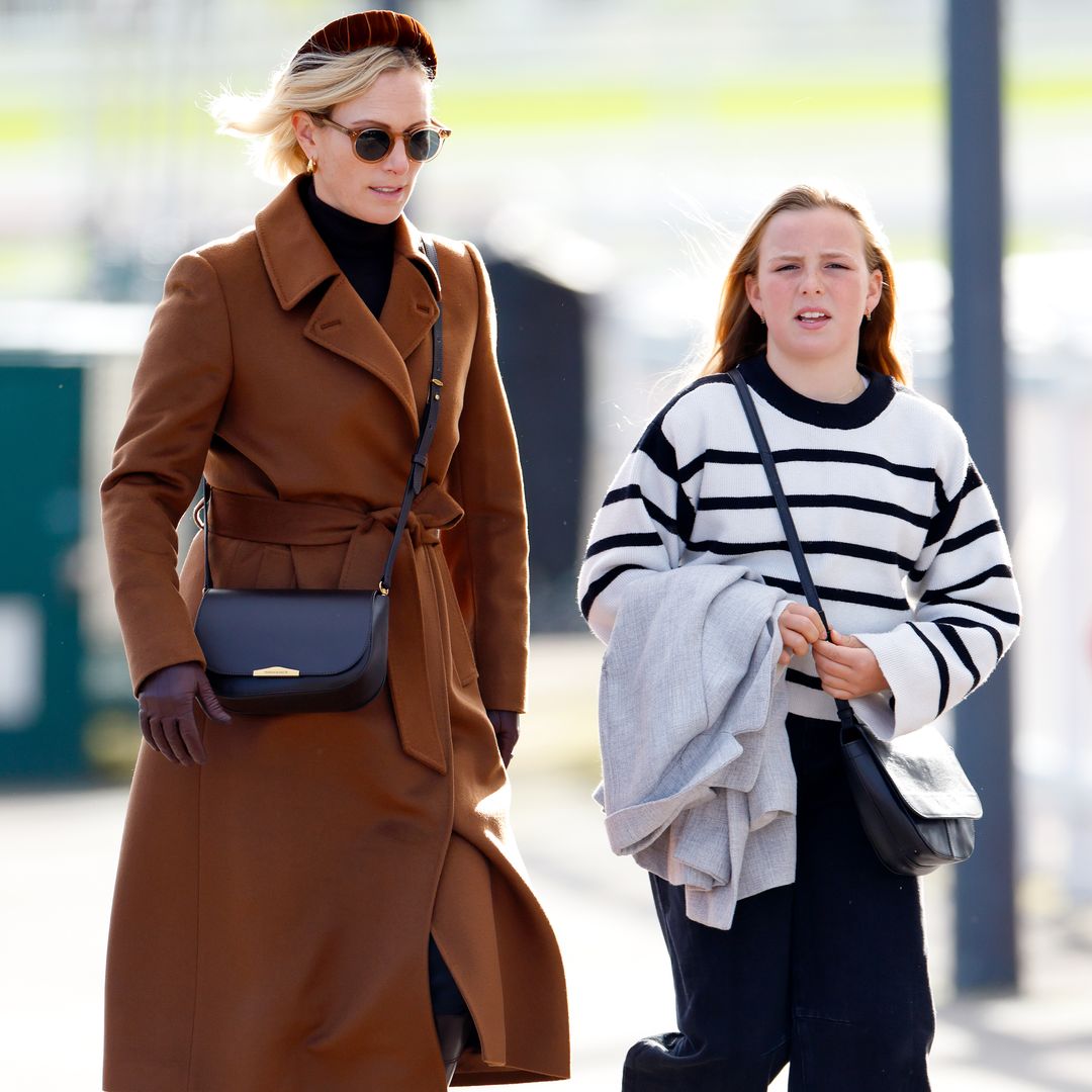 Zara Tindall y Mia, madre e hija con gran estilo (conectado) para una tarde en el hipódromo
