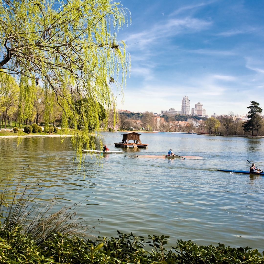 Piragüismo y actividades acuáticas en el lago de Casa de Campo, Madrid.