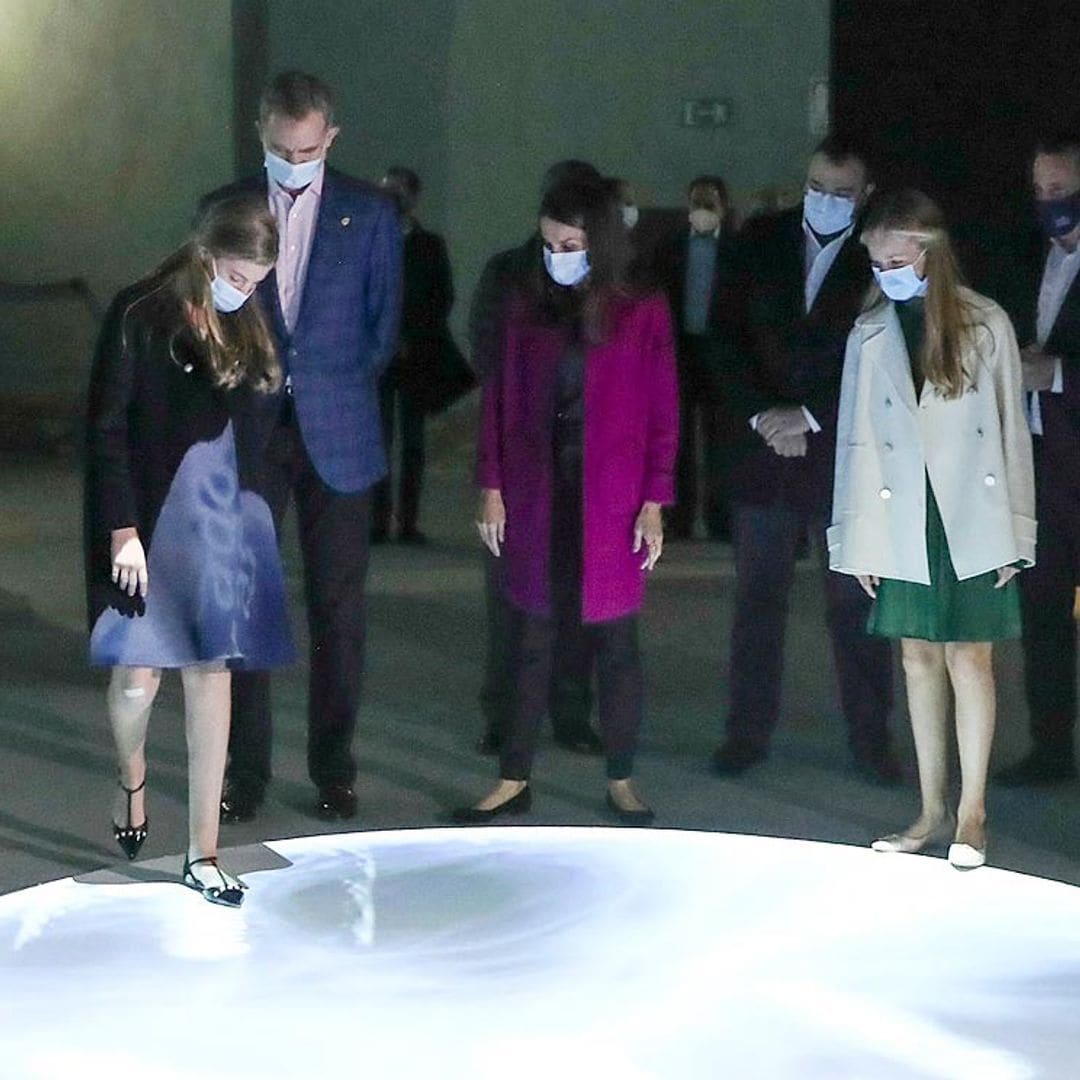 Linterna en mano e interactuando con las obras: el recorrido de la Familia Real por La FPabrica