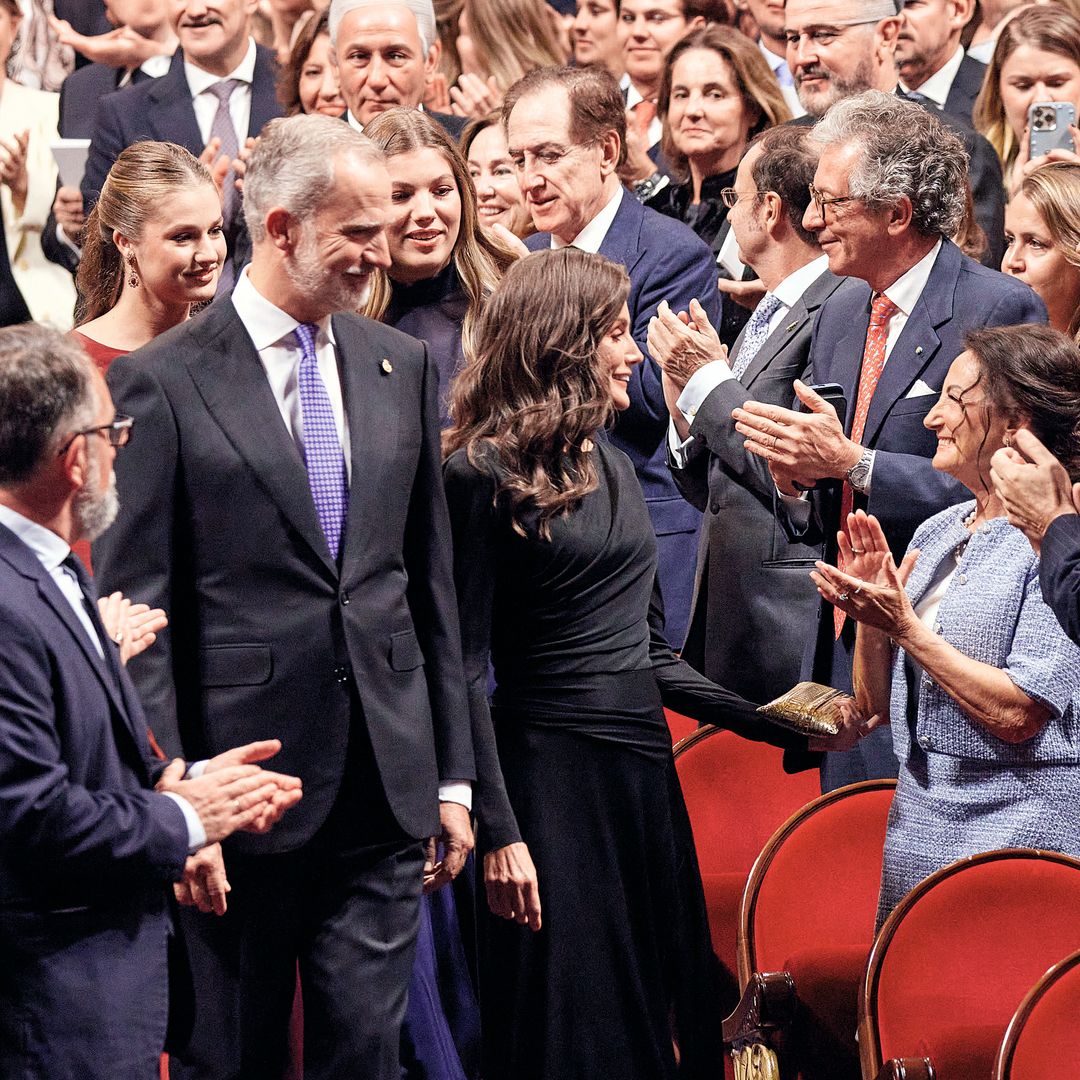 Uno de los momentos más comentados: de camino al escenario, junto a el Rey y sus hijas, doña Letizia saluda a su madre, Paloma Rocasolano