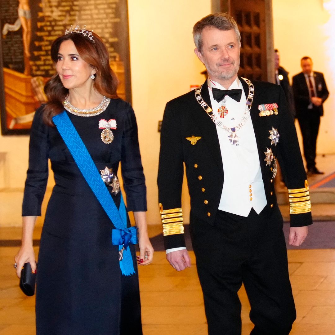 Mary de Dinamarca recupera un vestido de 2015 con collar XXL y apuesta todo al azul marino en Estonia