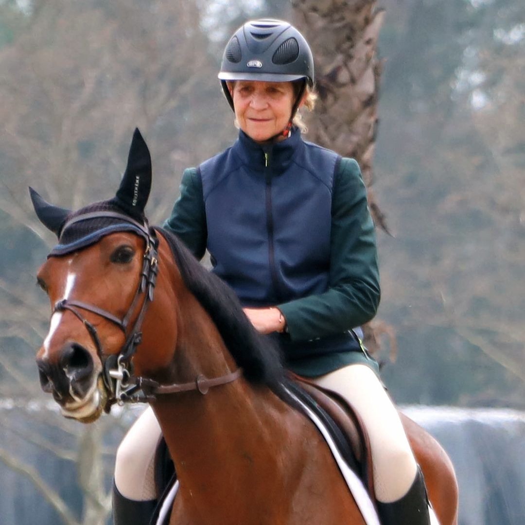 La infanta Elena compitiendo en el Gran Premio del CSN3* SHOT Carmona, con Luis Astolfi entre el público. El jinete cumple 67 años en poco más de un mes.