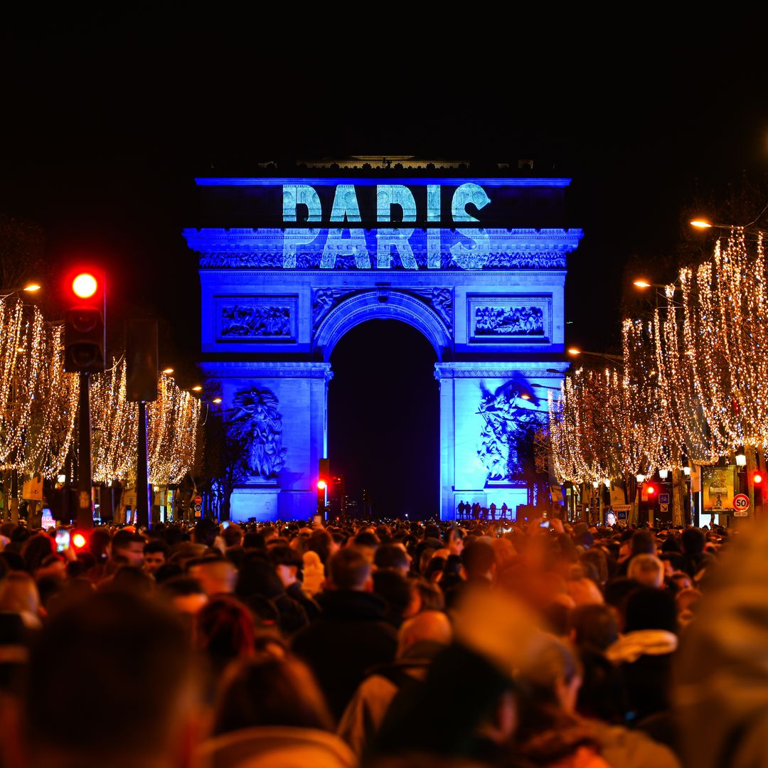 Celebración de Año Nuevo en los Campos Elíseos de París