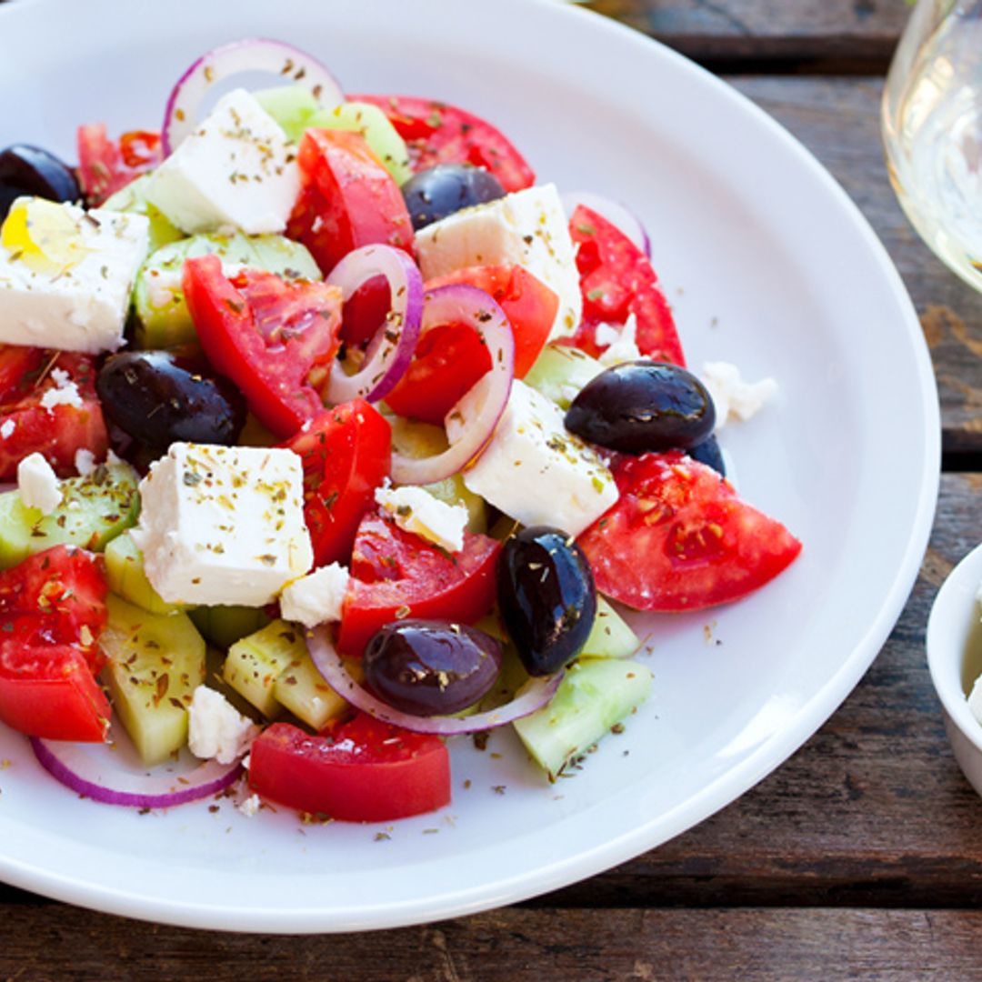 Ensalada de tomate, queso feta y aceitunas negras