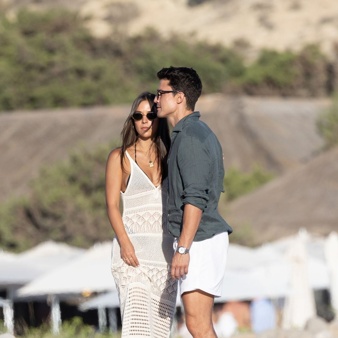 Álex González y Camila Rojido dan un paso más en su relación y presumen de amor por las playas de Ibiza