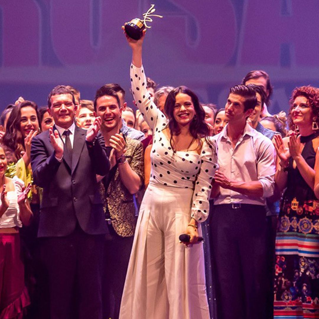 La emoción de Rosalía al recibir el premio Antonio Banderas de manos del actor
