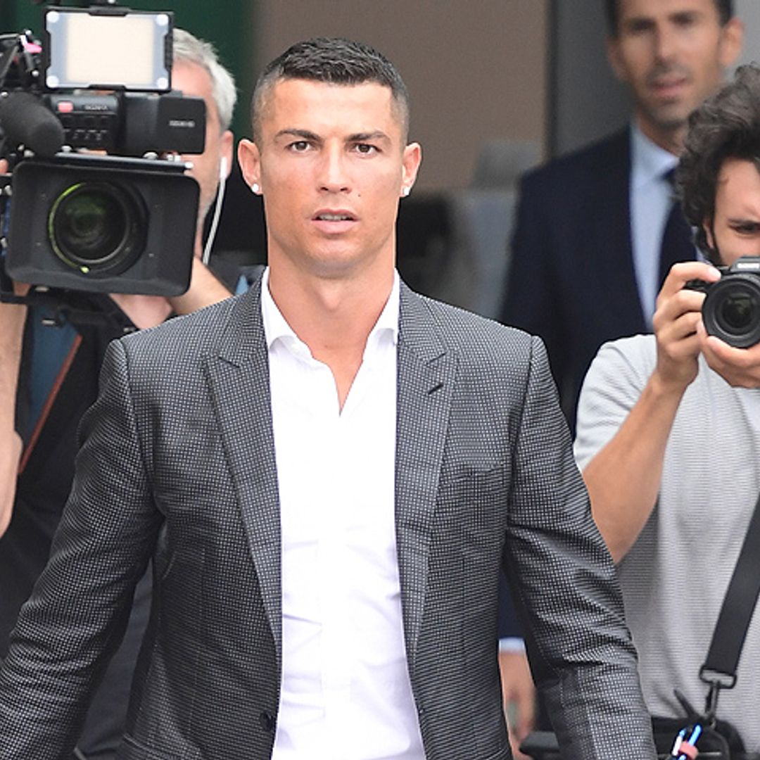 Un séquito de seis coches, con su hijo en brazos y cientos de fans: así ha sido la llegada de Cristiano a Turín