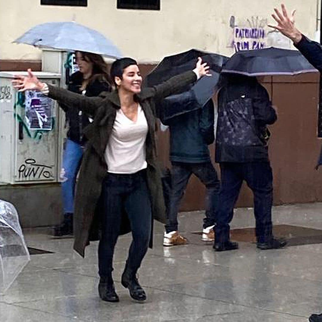 Paraguas y abrazos... Miguel Ángel Muñoz rueda una escena pasada por agua en Santander