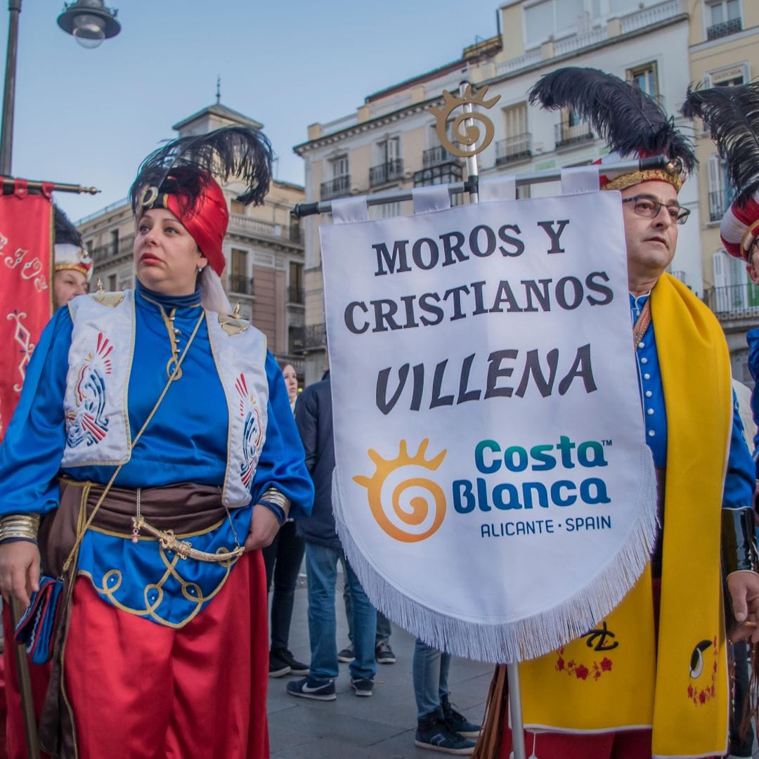 Moros y Cristianos en Villena: la tradición con origen en 1474 que cada año conquista a miles de visitantes