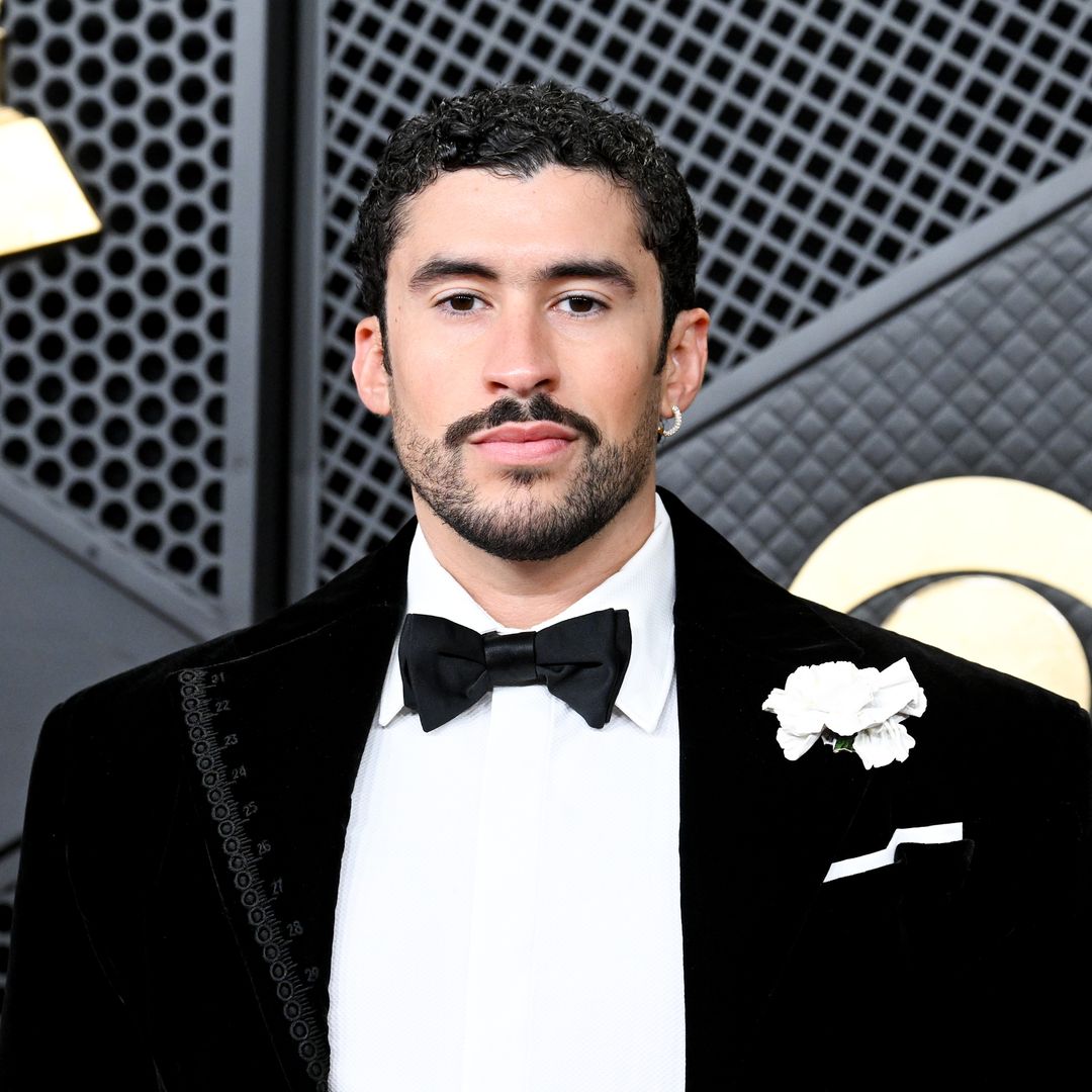 Bad Bunny firma un momento histórico en los Grammys con el primer traje masculino de Schiaparelli