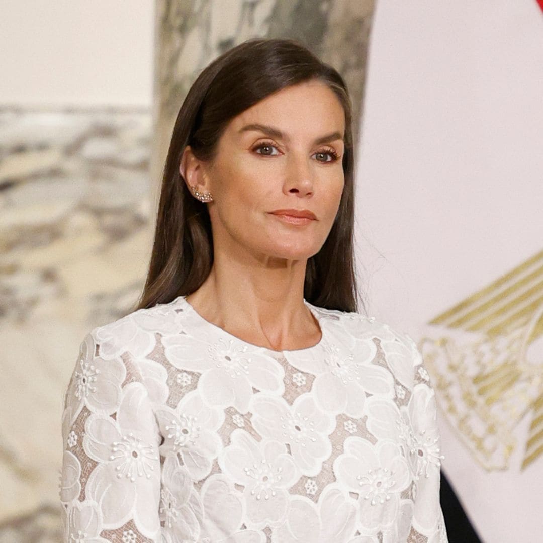 La reina Letizia se viste de novia con un diseño 'retro' y español para una mañana de citas