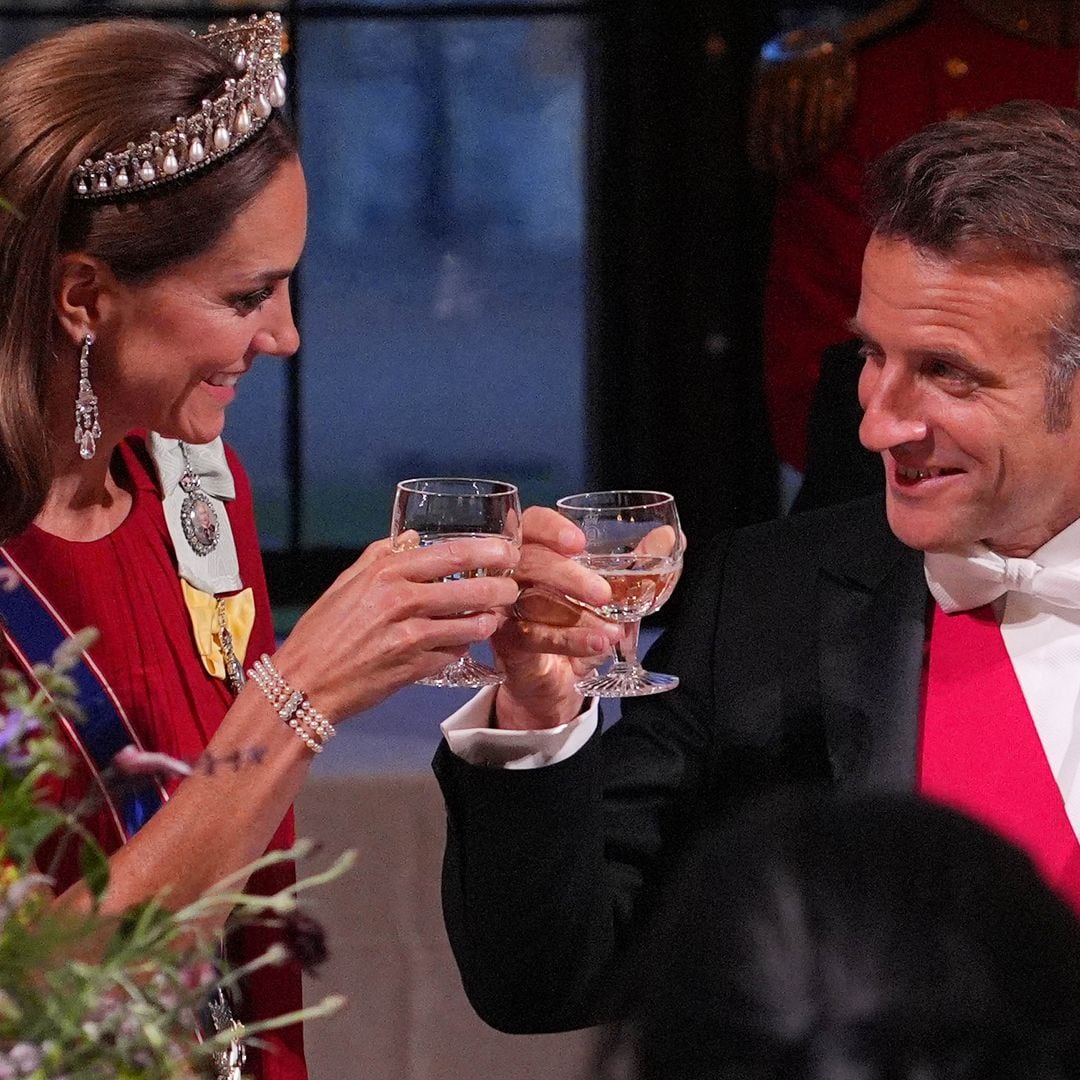  Kate Middleton impacta a la prensa internacional, mientras Macron le guiña un ojo y Carlos III se ríe a carcajadas a cuenta del vino