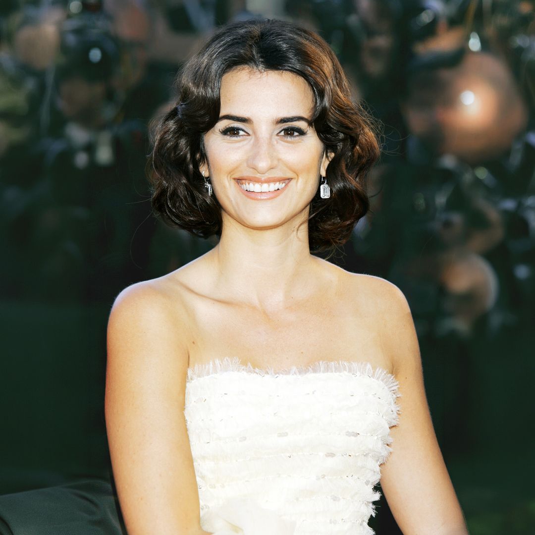 Galliano, Versace y un premio histórico: los tres vestidos de Penélope Cruz que la consagraron en el Festival de Cannes hace 20 años