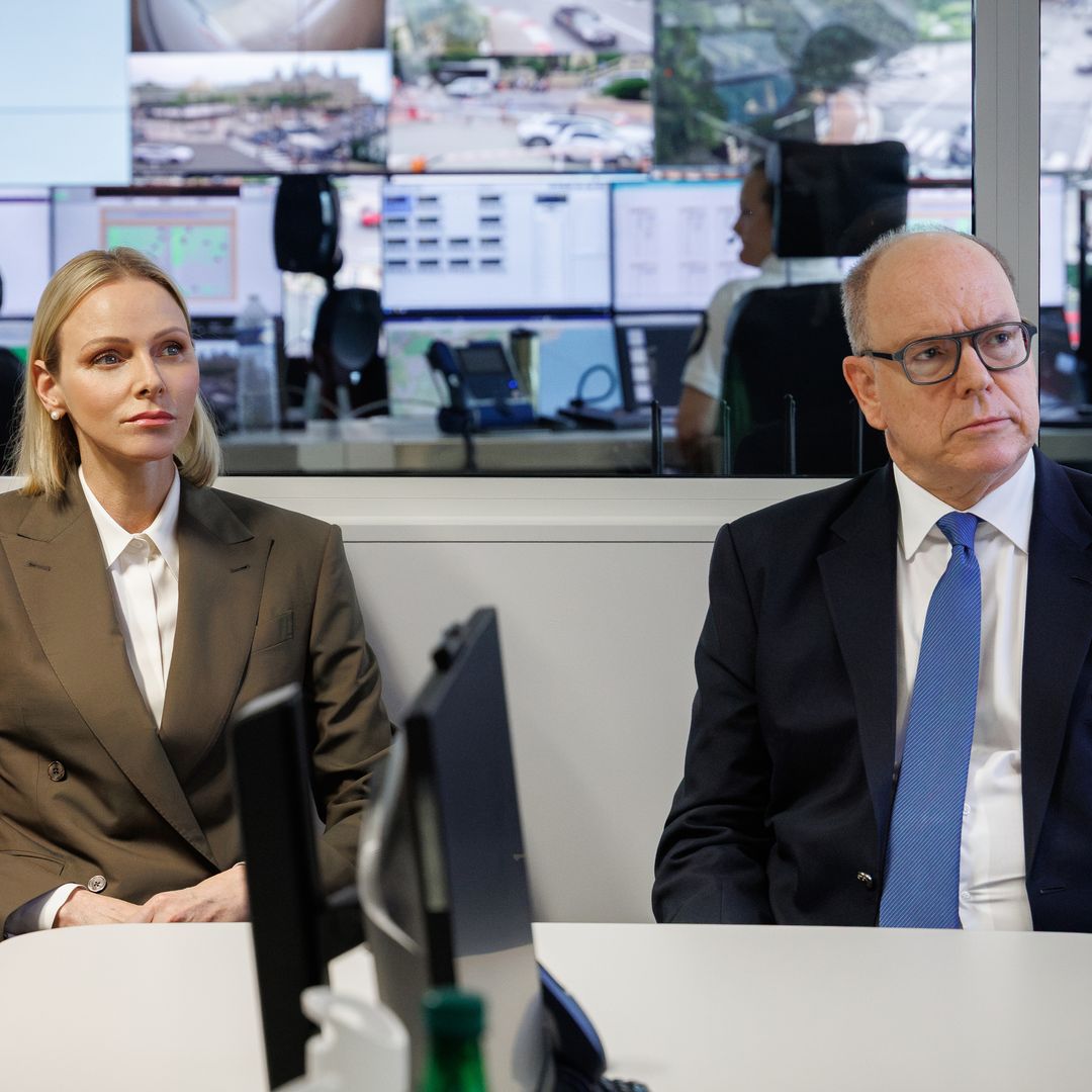 Los príncipes Alberto y Charlene visitan el centro de emergencia para conocer la última hora del atentado en Mónaco