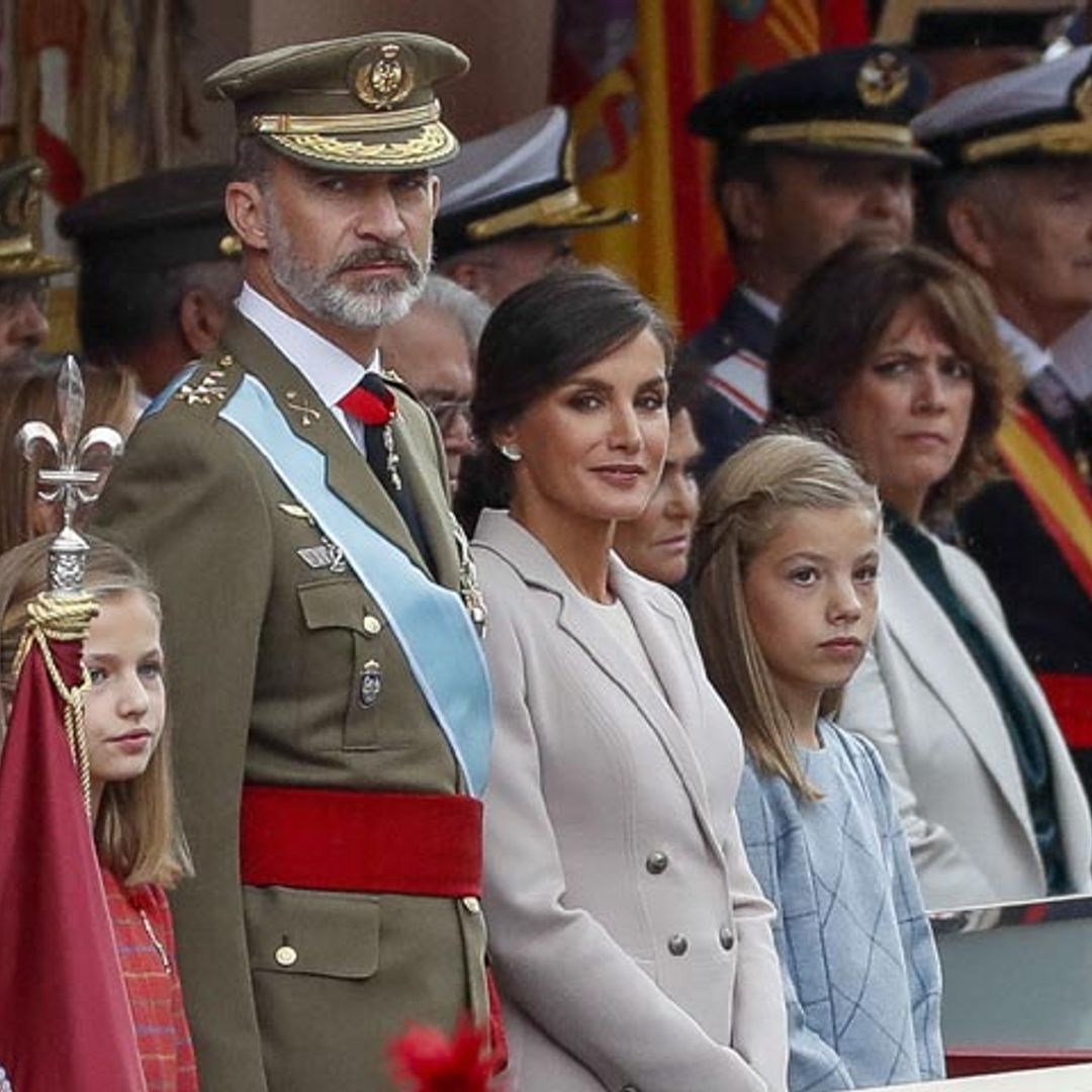 Los Reyes presiden el desfile de la Fiesta Nacional, antes de viajar a Mallorca para visitar las zonas afectadas por la riada