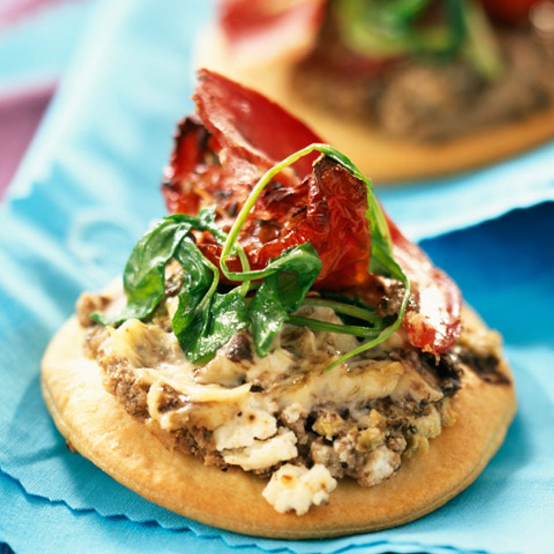 'Minipizzas' con tapenade y piquillos rellenos