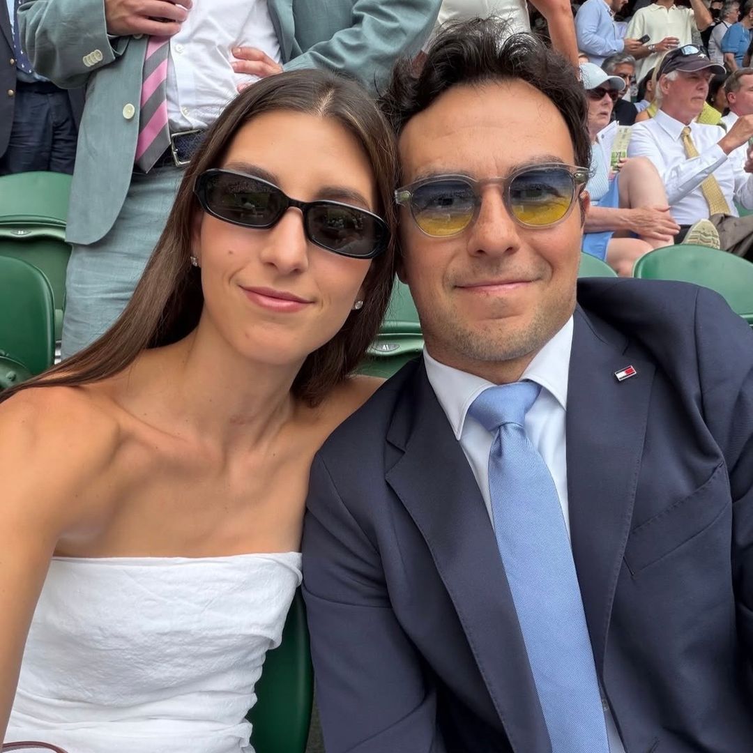 Sergio 'Checo' Pérez disfruta Wimbledon junto a Carola Martínez y su hijo; así fue su encuentro con Jannik Sinner