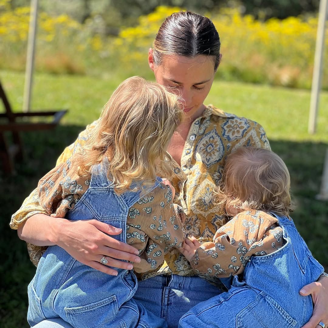 Claudia Osborne comparte nuevas imágenes con sus hijas y su tendencia favorita a la hora de vestirlas