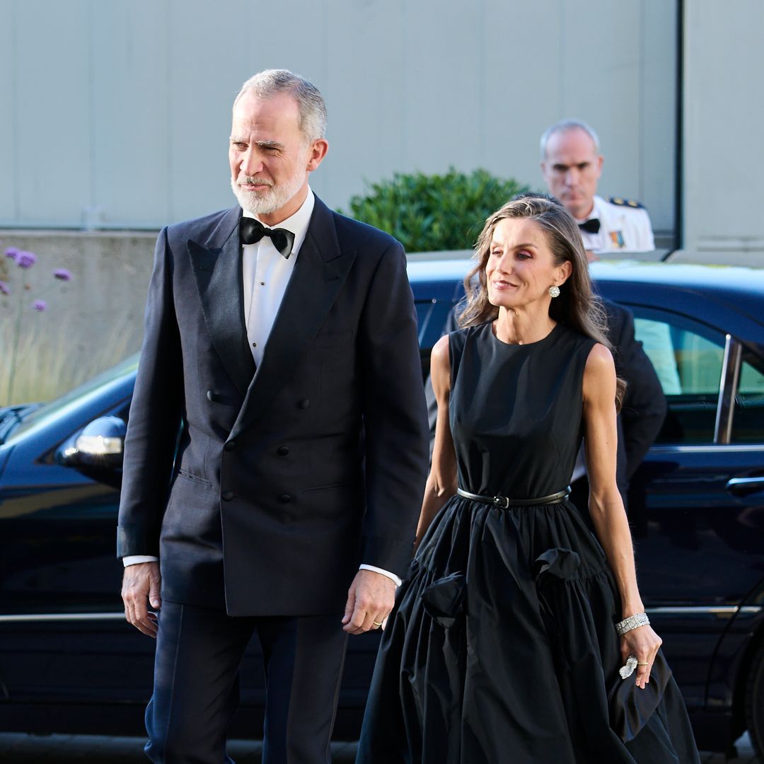 La reina Letizia revive la elegancia de Audrey Hepburn con un vestido negro y las históricas joyas de pasar