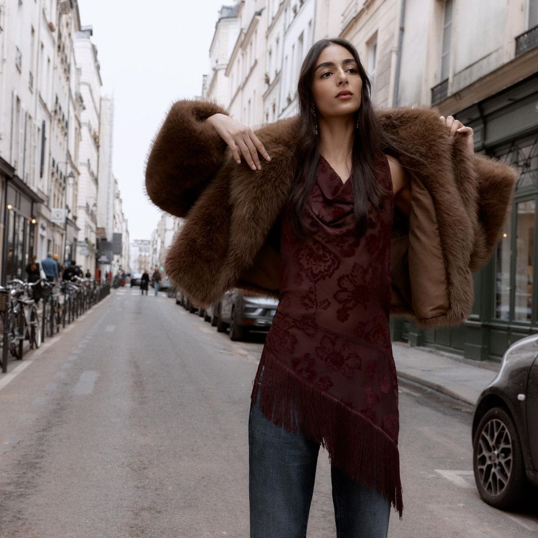 Top asimétrico de Zara en color vino con flecos