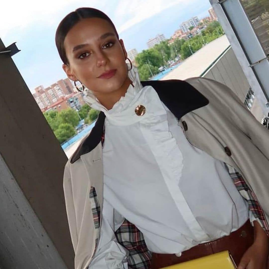 Victoria de Marichalar y el mejor look de entretiempo con camisa victoriana y falda midi de cuero