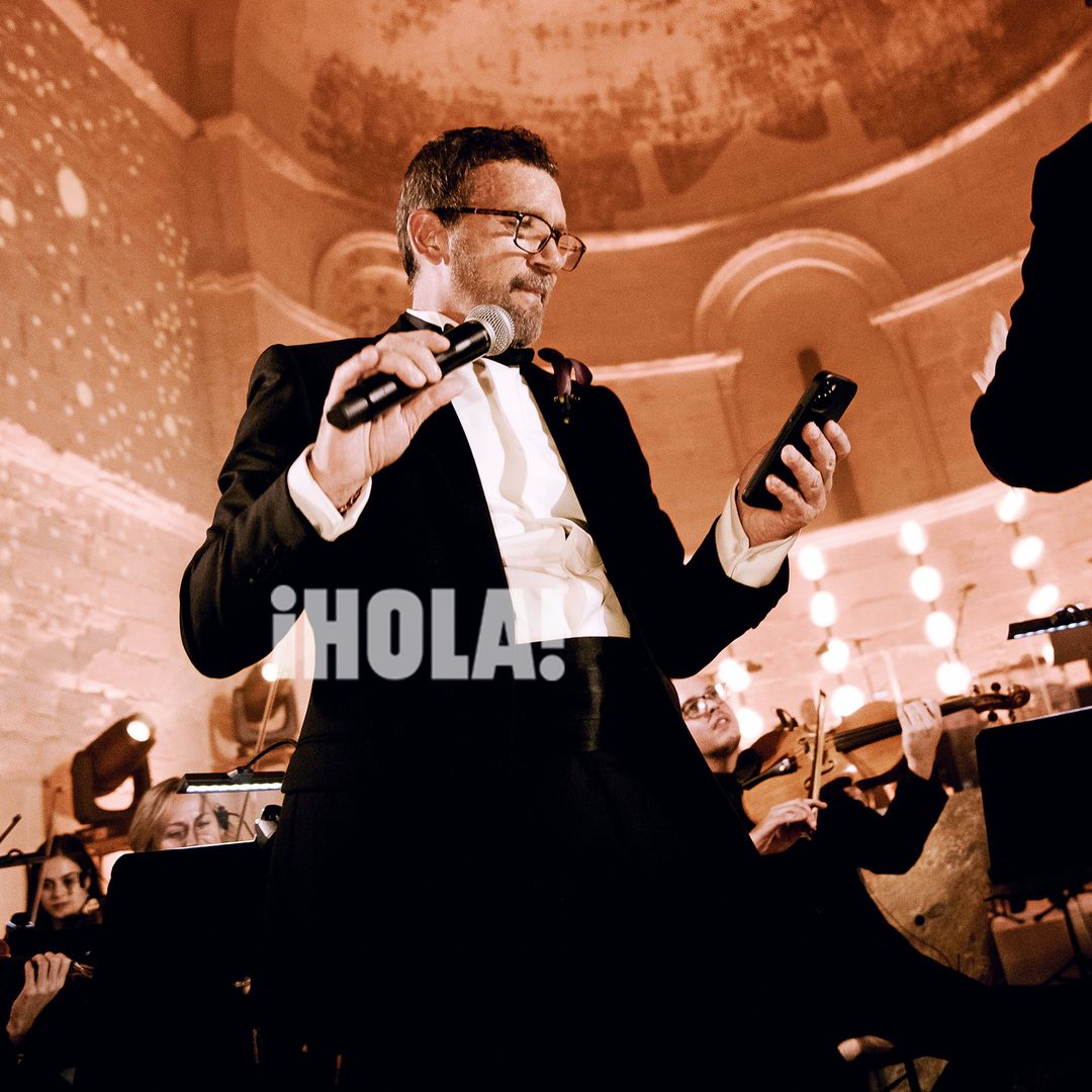 El malagueño, durante ese momento, junto a la orquesta del Teatro del Soho, su compañía teatral