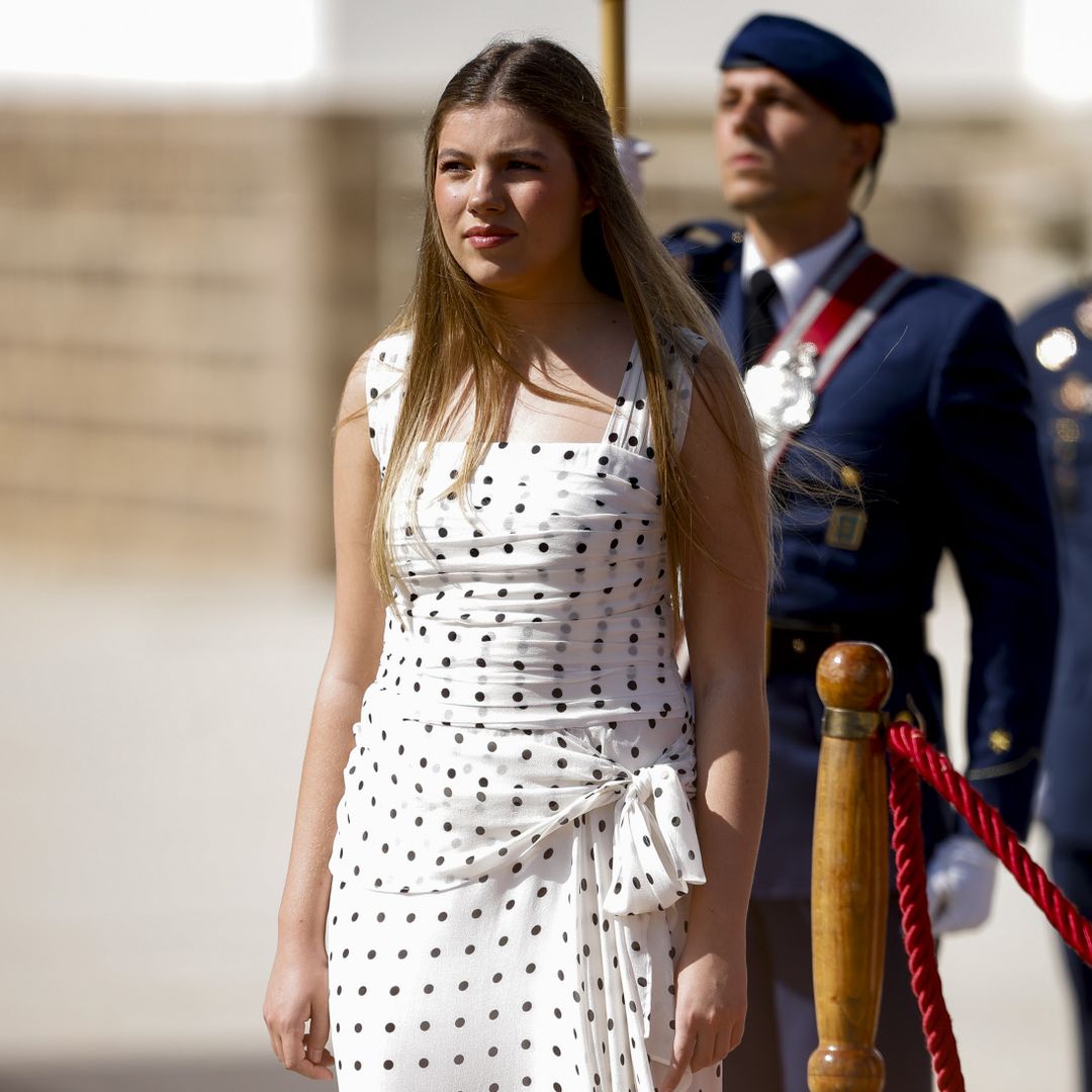 La infanta Sofía triunfa en Murcia con un vestido de lunares con el que rinde homenaje a su madre y marca cintura